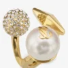 Anillo con múltiples dijes Anillo con perlas y acabado dorado Anillo con múltiples dijes Anillo con perlas y acabado dorado
