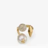 Anillo con múltiples dijes Anillo con perlas y acabado dorado Anillo con múltiples dijes Anillo con perlas y acabado dorado