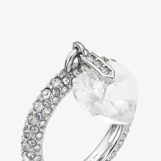 Anillo de corazón Anillo de corazón con acabado plateado y cristales Anillo de corazón Anillo de corazón con acabado plateado y cristales