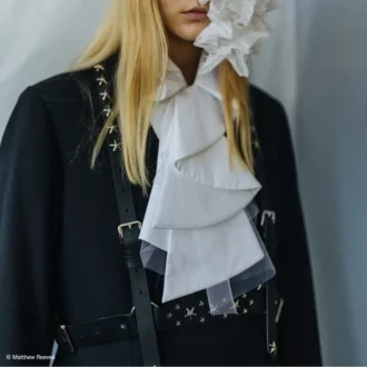 Arnés Jimmy Choo Noir Kei Ninomiya de una sola estrella Arnés de piel de becerro lisa negra con adornos de múltiples estrellas de metal