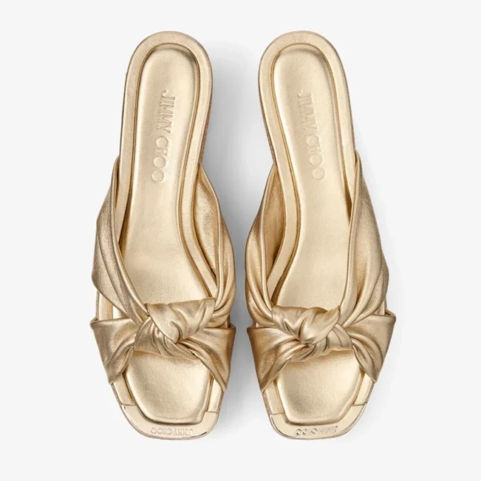 Avenue Wedge 50: sandalias de cuña de napa metalizada dorada Avenue Wedge 50: sandalias de cuña de napa metalizada dorada