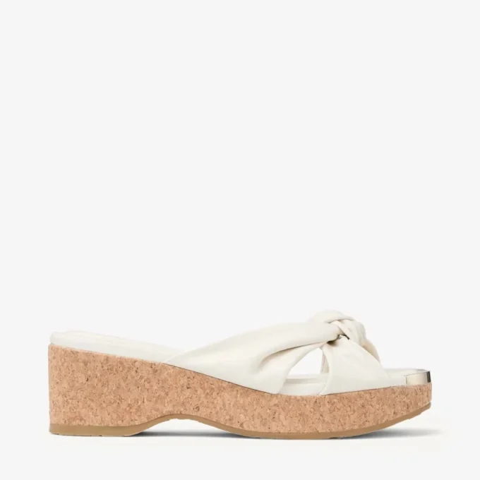 Avenue Wedge 50: sandalias de cuña de piel napa color café con leche Avenue Wedge 50: sandalias de cuña de piel napa color café con leche