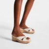 Avenue Wedge 50: sandalias de cuña de piel napa color café con leche Avenue Wedge 50: sandalias de cuña de piel napa color café con leche