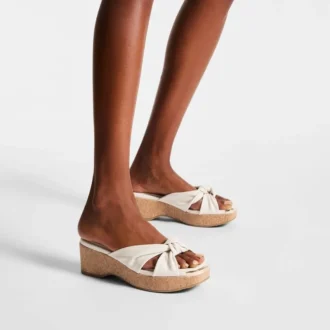 Avenue Wedge 50: sandalias de cuña de piel napa color café con leche