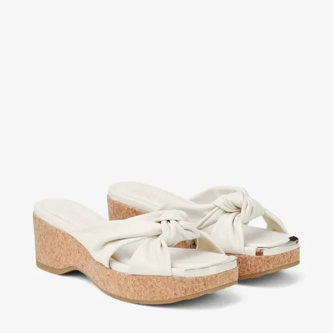 Avenue Wedge 50: sandalias de cuña de piel napa color café con leche Avenue Wedge 50: sandalias de cuña de piel napa color café con leche