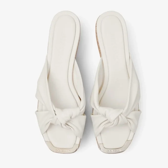 Avenue Wedge 50: sandalias de cuña de piel napa color café con leche Avenue Wedge 50: sandalias de cuña de piel napa color café con leche