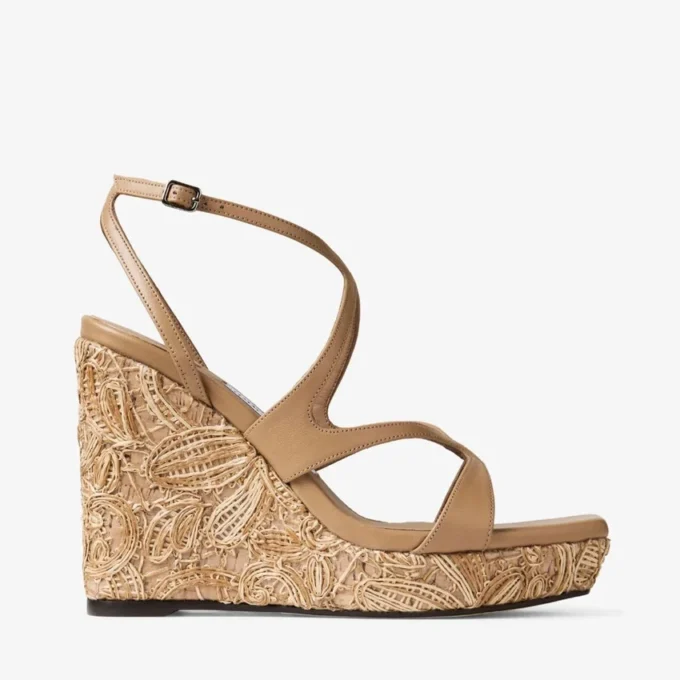Ayla 110: sandalias de cuña de piel napa color capuchino y rafia tejida con motivos florales Ayla 110: sandalias de cuña de piel napa color capuchino y rafia tejida con motivos florales