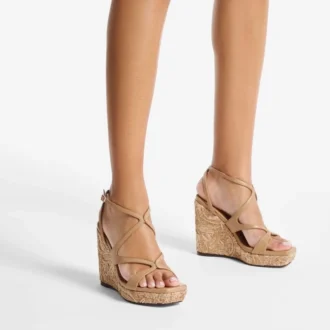 Ayla 110: sandalias de cuña de piel napa color capuchino y rafia tejida con motivos florales