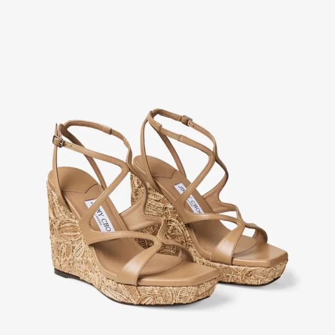 Ayla 110: sandalias de cuña de piel napa color capuchino y rafia tejida con motivos florales Ayla 110: sandalias de cuña de piel napa color capuchino y rafia tejida con motivos florales