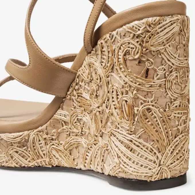 Ayla 110: sandalias de cuña de piel napa color capuchino y rafia tejida con motivos florales Ayla 110: sandalias de cuña de piel napa color capuchino y rafia tejida con motivos florales