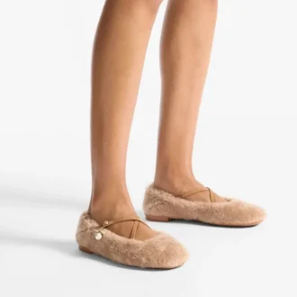Bailarinas Eleri con piel de oveja color toffee y adorno de perla