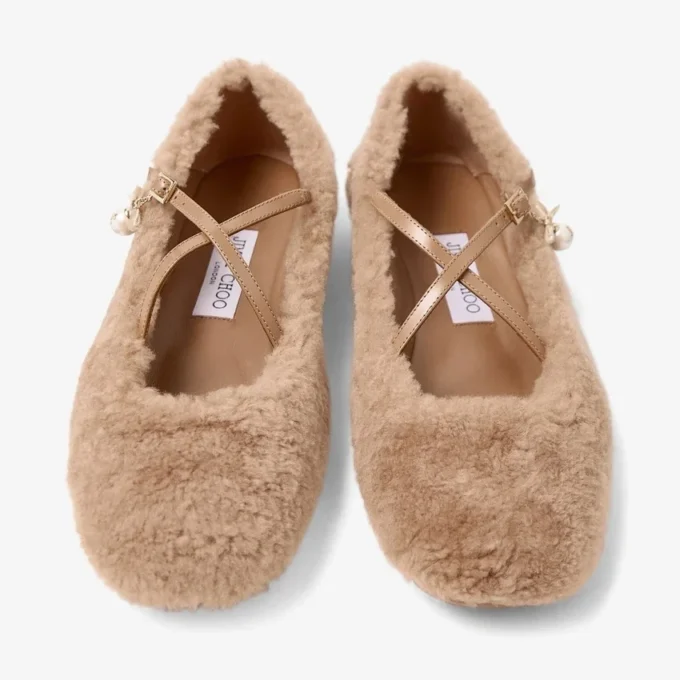 Bailarinas Eleri con piel de oveja color toffee y adorno de perla Bailarinas Eleri con piel de oveja color toffee y adorno de perla