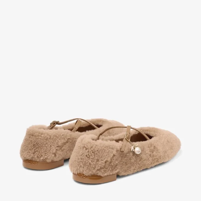 Bailarinas Eleri con piel de oveja color toffee y adorno de perla Bailarinas Eleri con piel de oveja color toffee y adorno de perla