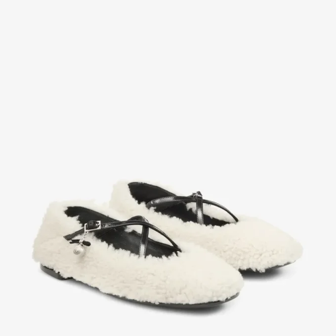 Bailarinas Eleri de piel de oveja natural con adorno de perla Bailarinas Eleri de piel de oveja natural con adorno de perla