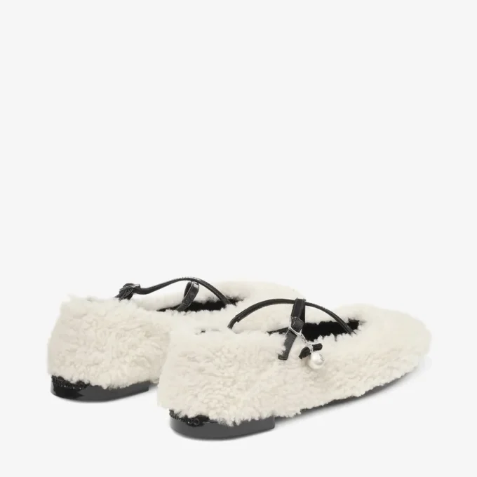 Bailarinas Eleri de piel de oveja natural con adorno de perla Bailarinas Eleri de piel de oveja natural con adorno de perla