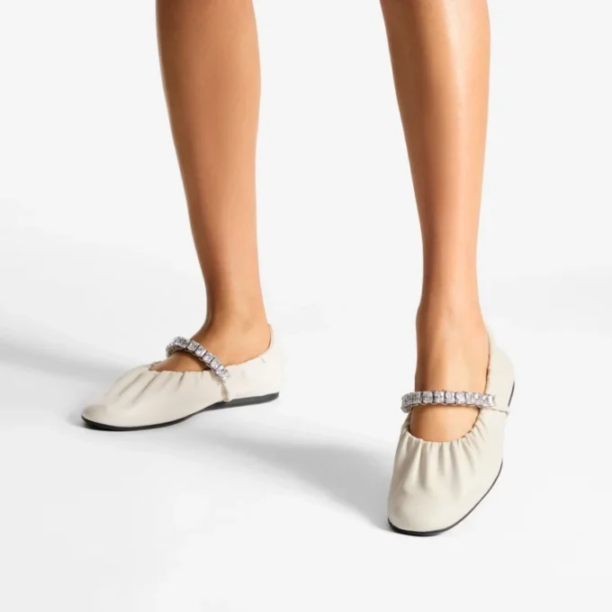 Bailarinas Jade de piel napa suave color latte con tiras de cristales