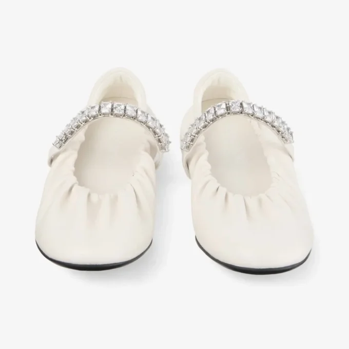 Bailarinas Jade de piel napa suave color latte con tiras de cristales