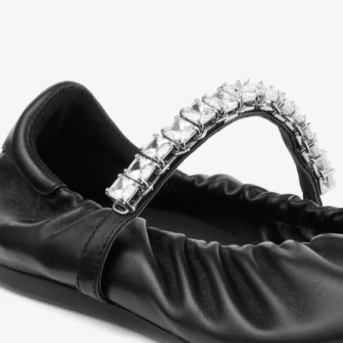 Bailarinas Jade en piel napa suave negra con correa de cristales Bailarinas Jade en piel napa suave negra con correa de cristales