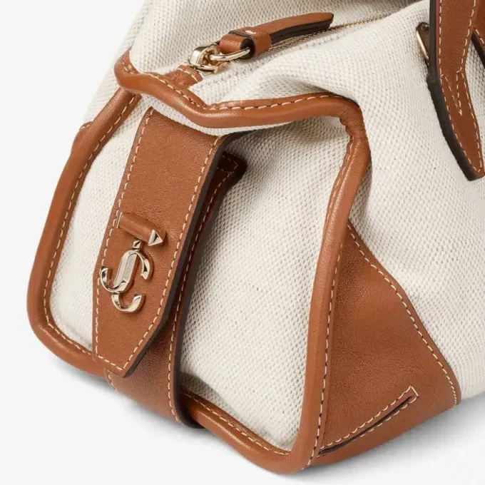 Bar Holdall Small: bolso de viaje de lona reciclada en color natural y marrón claro con ribetes de piel Biker