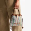 Bolsa con cordón y asa superior Bolsa con cordón de rafia multicolor y marrón claro con diseño en zigzag y ribetes de cuero Bolsa con cordón y asa superior Bolsa con cordón de rafia multicolor y marrón claro con diseño en zigzag y ribetes de cuero