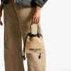 Bolsa con cordón y asa superior Bolsa con cordón de rafia suave natural y negra con ribetes de cuero Bolsa con cordón y asa superior Bolsa con cordón de rafia suave natural y negra con ribetes de cuero