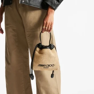Bolsa con cordón y asa superior Bolsa con cordón de rafia suave natural y negra con ribetes de cuero