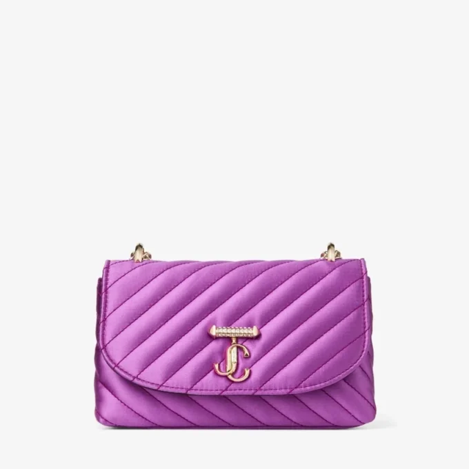 Bolso bandolera Curve pequeño en satén acolchado color violeta orquídea con barra Jc de cristales Bolso bandolera Curve pequeño en satén acolchado color violeta orquídea con barra Jc de cristales