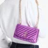 Bolso bandolera Curve pequeño en satén acolchado color violeta orquídea con barra Jc de cristales Bolso bandolera Curve pequeño en satén acolchado color violeta orquídea con barra Jc de cristales