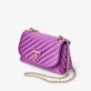 Bolso bandolera Curve pequeño en satén acolchado color violeta orquídea con barra Jc de cristales Bolso bandolera Curve pequeño en satén acolchado color violeta orquídea con barra Jc de cristales