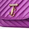 Bolso bandolera Curve pequeño en satén acolchado color violeta orquídea con barra Jc de cristales Bolso bandolera Curve pequeño en satén acolchado color violeta orquídea con barra Jc de cristales