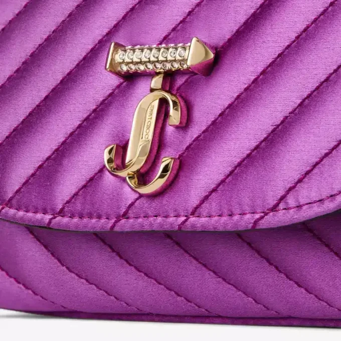 Bolso bandolera Curve pequeño en satén acolchado color violeta orquídea con barra Jc de cristales Bolso bandolera Curve pequeño en satén acolchado color violeta orquídea con barra Jc de cristales