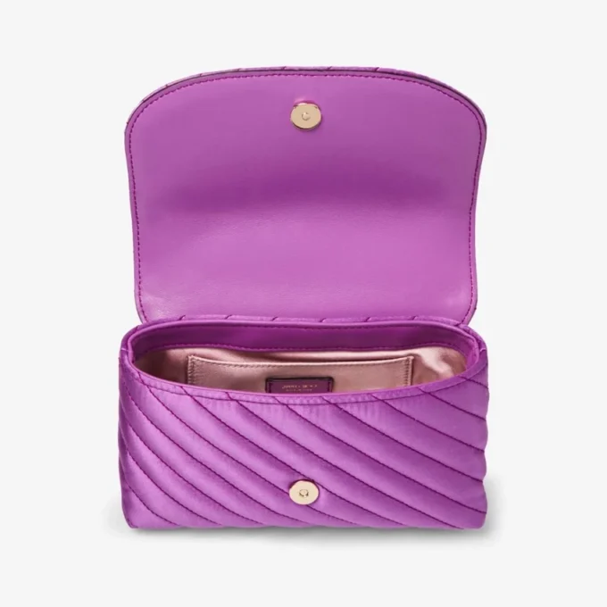 Bolso bandolera Curve pequeño en satén acolchado color violeta orquídea con barra Jc de cristales Bolso bandolera Curve pequeño en satén acolchado color violeta orquídea con barra Jc de cristales