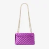 Bolso bandolera Curve pequeño en satén acolchado color violeta orquídea con barra Jc de cristales Bolso bandolera Curve pequeño en satén acolchado color violeta orquídea con barra Jc de cristales