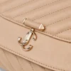 Bolso bandolera mediano Curve en piel Biker acolchada Chai