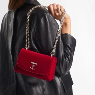 Bolso bandolera pequeño Curve en terciopelo acolchado rojo rubí con barra JC de cristal