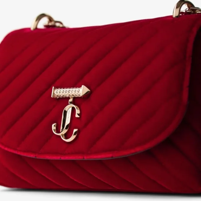 Bolso bandolera pequeño Curve en terciopelo acolchado rojo rubí con barra JC de cristal Bolso bandolera pequeño Curve en terciopelo acolchado rojo rubí con barra JC de cristal