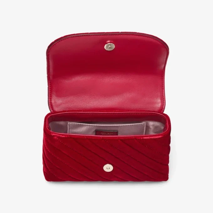Bolso bandolera pequeño Curve en terciopelo acolchado rojo rubí con barra JC de cristal Bolso bandolera pequeño Curve en terciopelo acolchado rojo rubí con barra JC de cristal