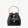 Bolso Bon Bon Biker de piel negra con cierre de perlas Bolso Bon Bon Biker de piel negra con cierre de perlas