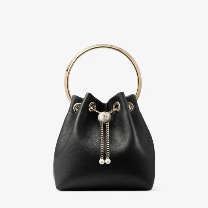 Bolso Bon Bon Biker de piel negra con cierre de perlas Bolso Bon Bon Biker de piel negra con cierre de perlas