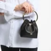 Bolso Bon Bon Biker de piel negra con cierre de perlas Bolso Bon Bon Biker de piel negra con cierre de perlas