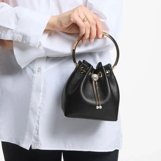 Bolso Bon Bon Biker de piel negra con cierre de perlas Bolso Bon Bon Biker de piel negra con cierre de perlas
