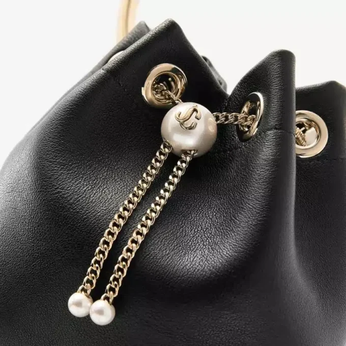 Bolso Bon Bon Biker de piel negra con cierre de perlas Bolso Bon Bon Biker de piel negra con cierre de perlas