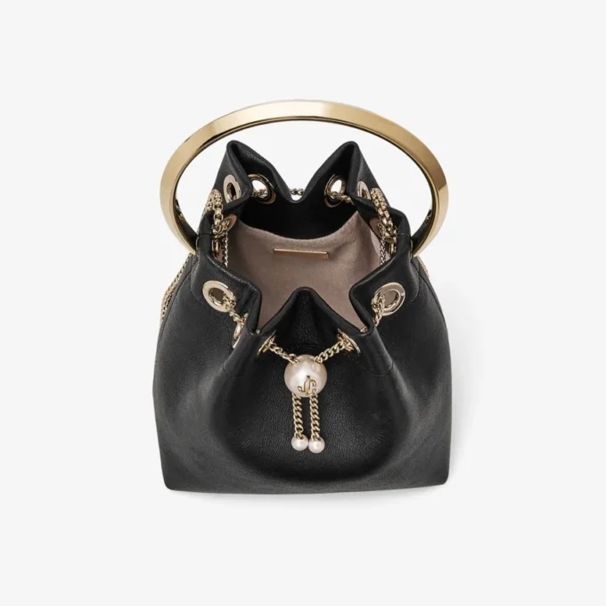 Bolso Bon Bon Biker de piel negra con cierre de perlas Bolso Bon Bon Biker de piel negra con cierre de perlas
