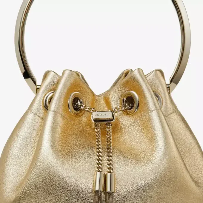 Bolso Bon Bon de napa metalizada dorada con asa metálica Bolso Bon Bon de napa metalizada dorada con asa metálica