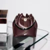 Bolso Bon Bon de piel Biker en color merlot intenso con cierre de perla
