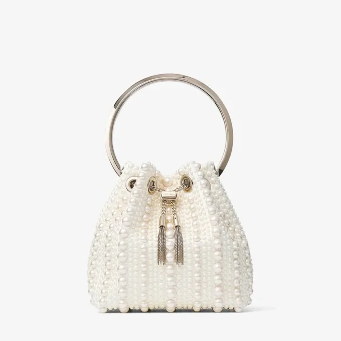 Bolso Bon Bon de satén marfil con perlas por toda la superficie Bolso Bon Bon de satén marfil con perlas por toda la superficie