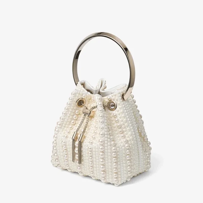 Bolso Bon Bon de satén marfil con perlas por toda la superficie Bolso Bon Bon de satén marfil con perlas por toda la superficie