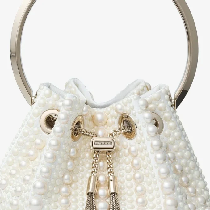 Bolso Bon Bon de satén marfil con perlas por toda la superficie Bolso Bon Bon de satén marfil con perlas por toda la superficie