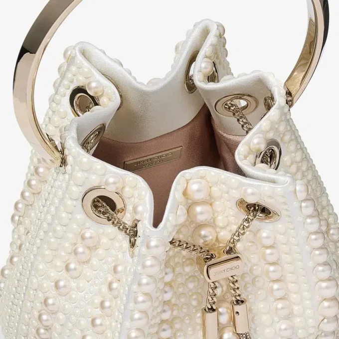 Bolso Bon Bon de satén marfil con perlas por toda la superficie Bolso Bon Bon de satén marfil con perlas por toda la superficie