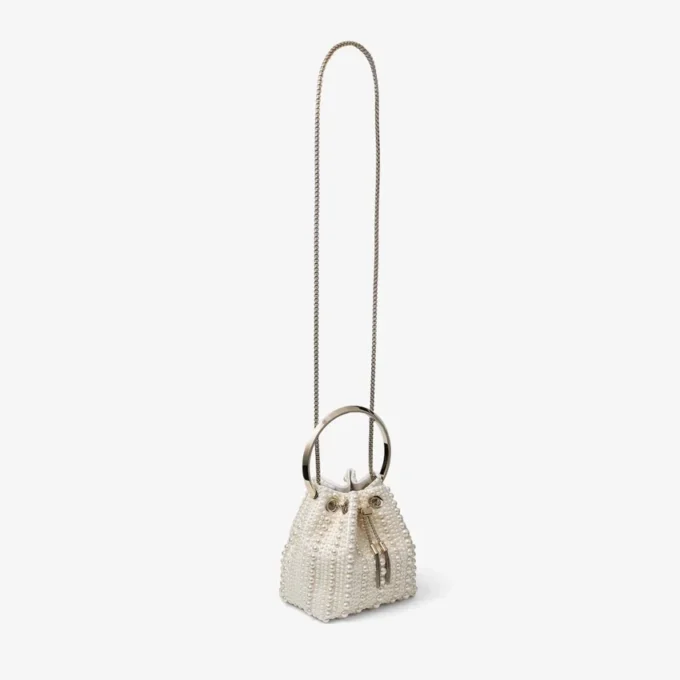 Bolso Bon Bon de satén marfil con perlas por toda la superficie Bolso Bon Bon de satén marfil con perlas por toda la superficie